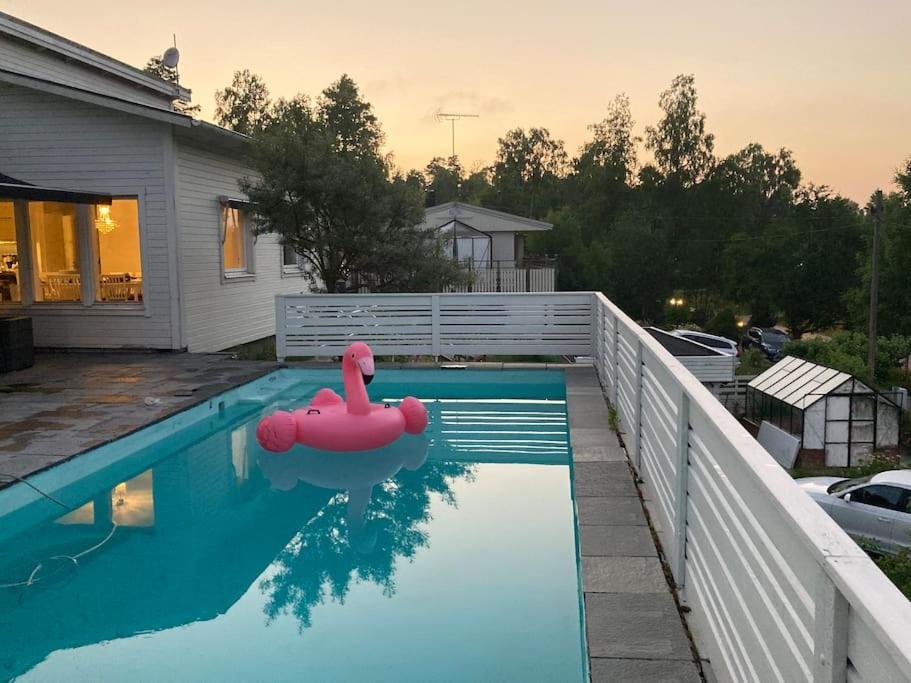Villa Med Pool Och Bara 600M Till Havet! Trosa Exterior foto