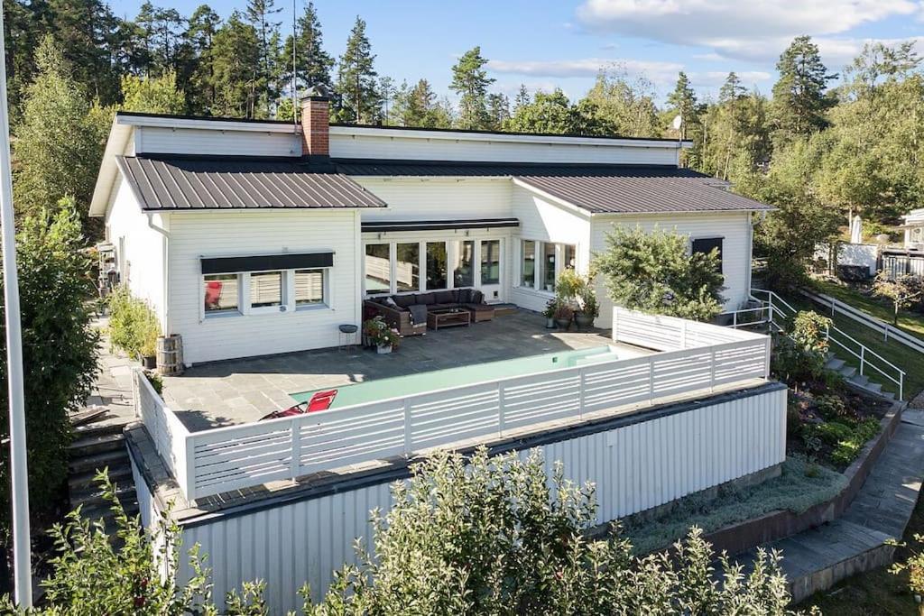 Villa Med Pool Och Bara 600M Till Havet! Trosa Exterior foto