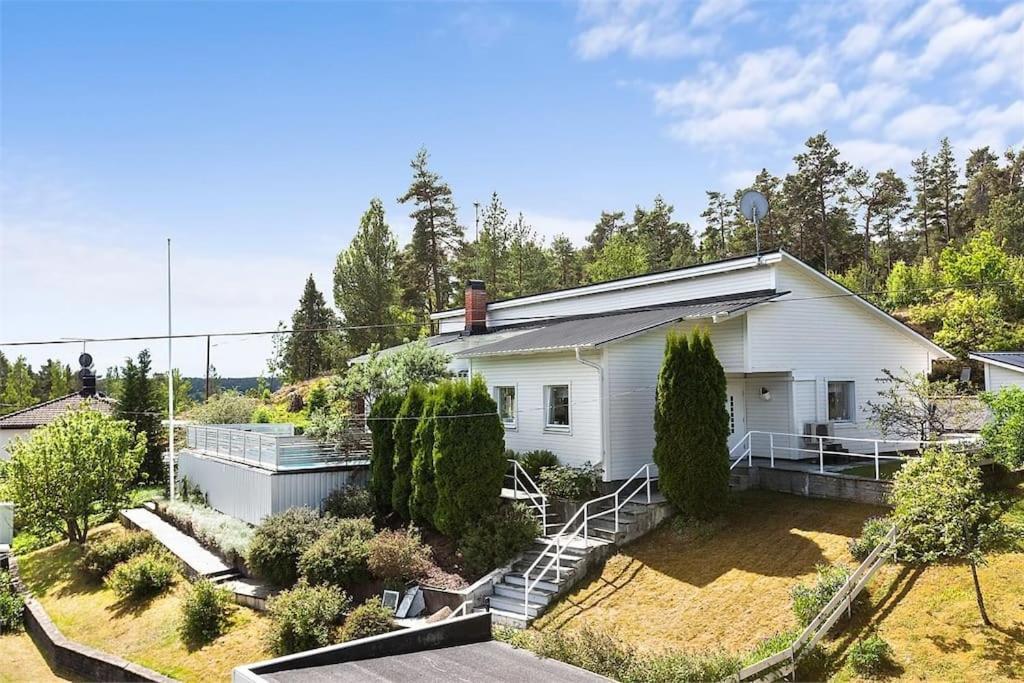 Villa Med Pool Och Bara 600M Till Havet! Trosa Exterior foto